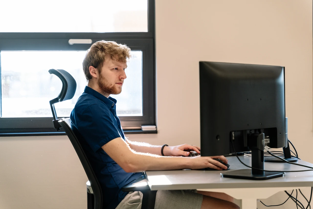 Werkende software developer achter een computer