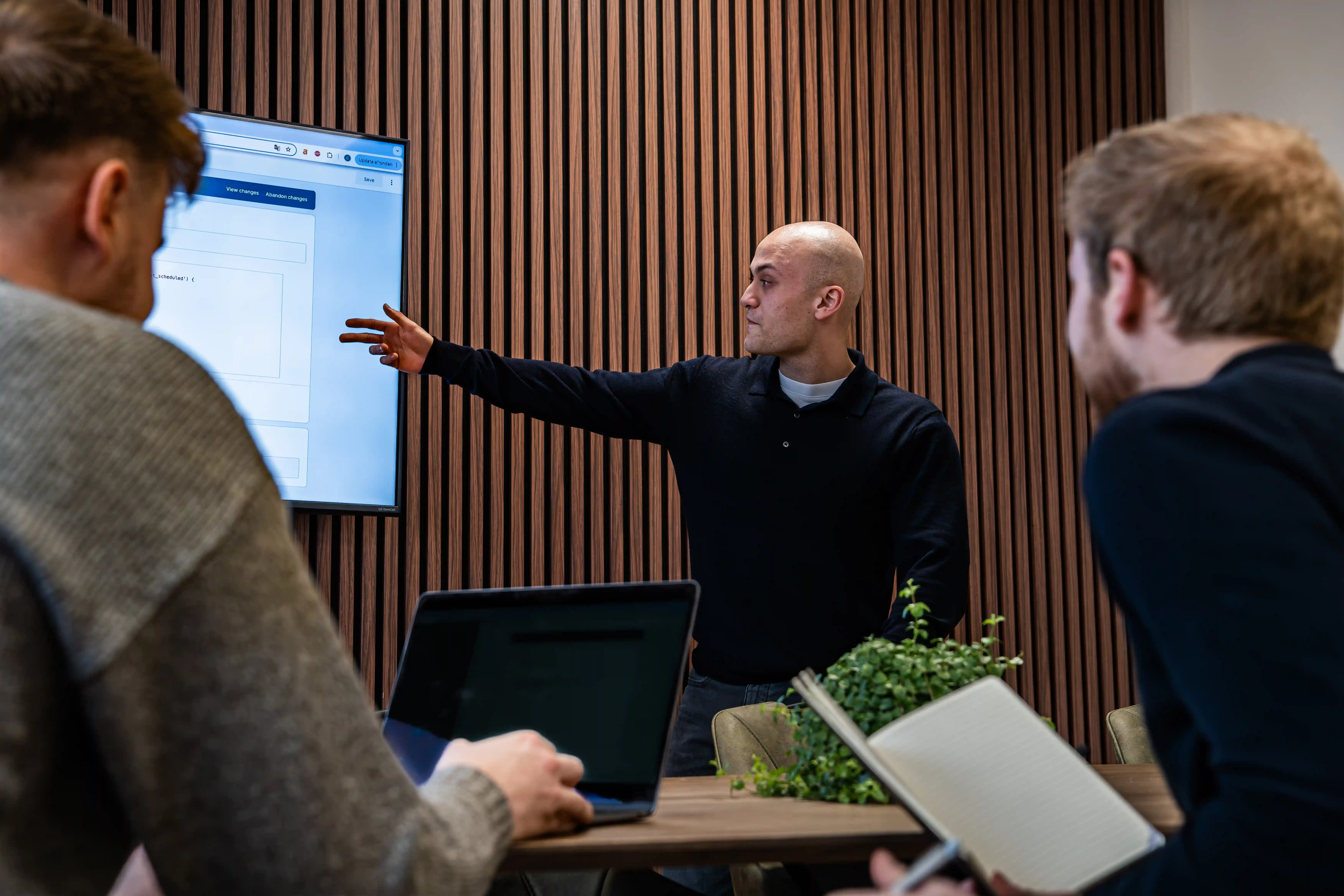 Presenterende marketeer voor het hele team