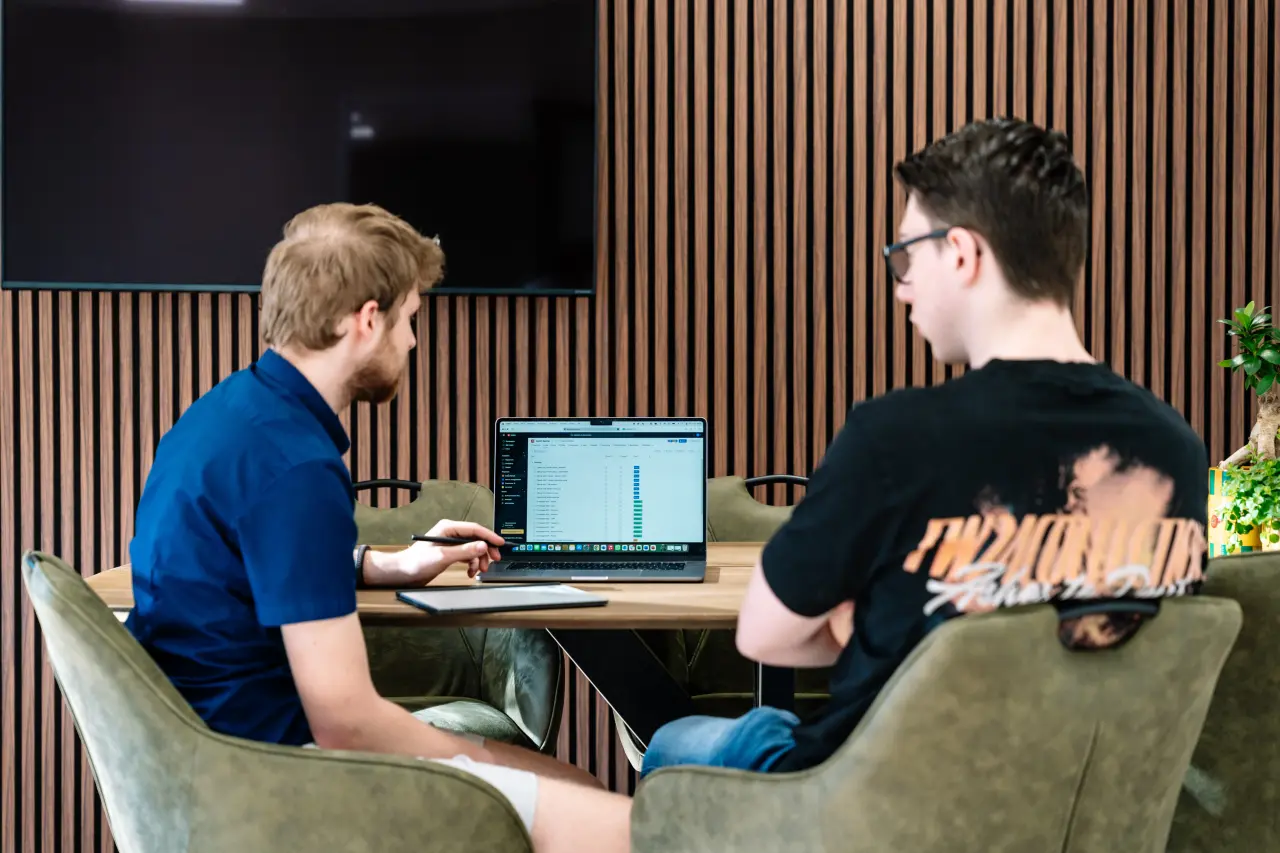 Professionele marketeer bezig met server side tagging