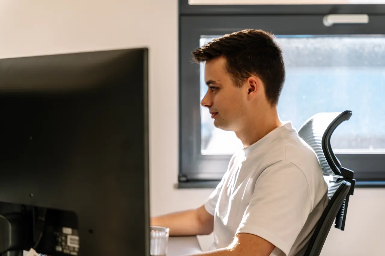 Grafisch designer ontwerpt een logo