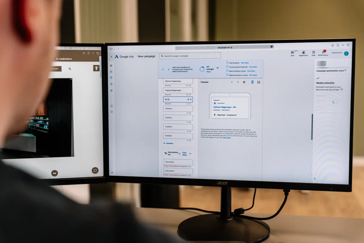 Marketeer bezig met een professionele SEA-strategie
