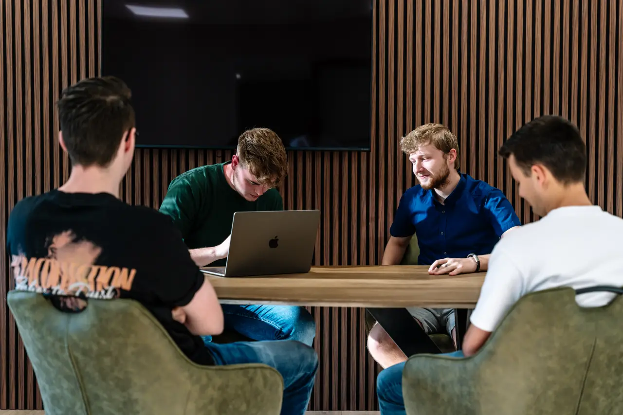 Professioneel team bezig met een online groeistrategie