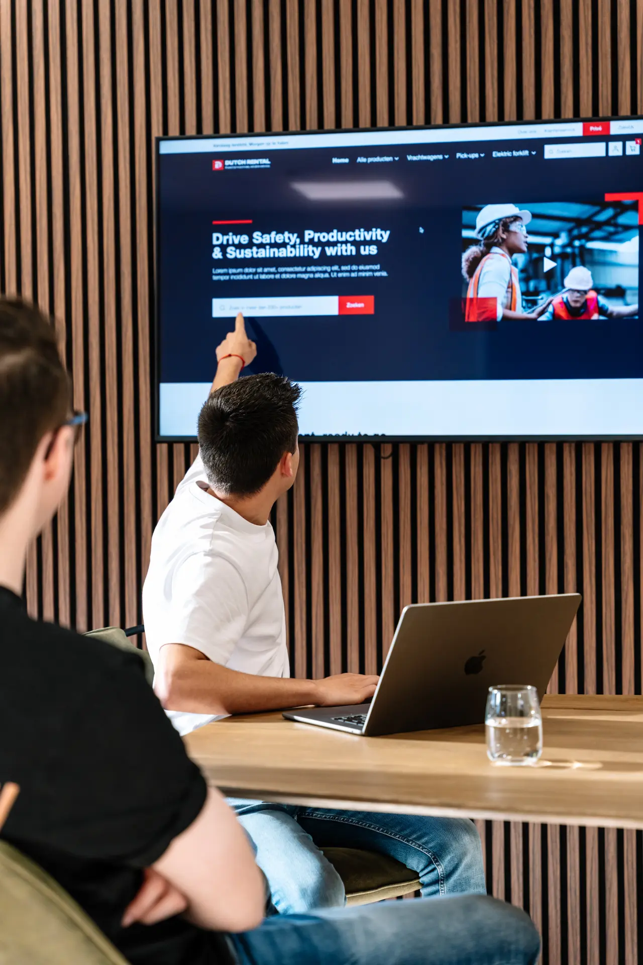 Team achter laptop bezig met een professionele merk en positioneringsstrategie