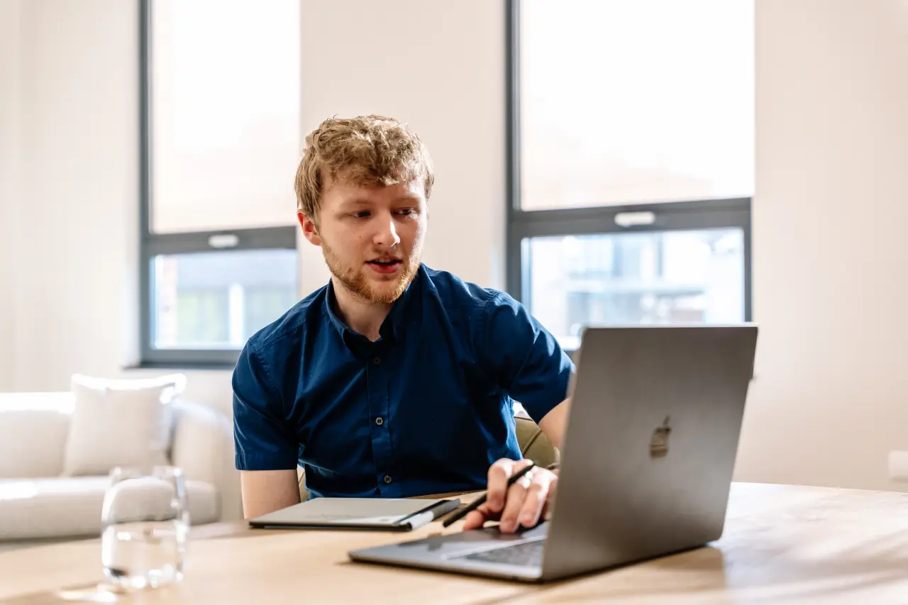 Man achter laptop bezig met professionele doelgroepanalyse
