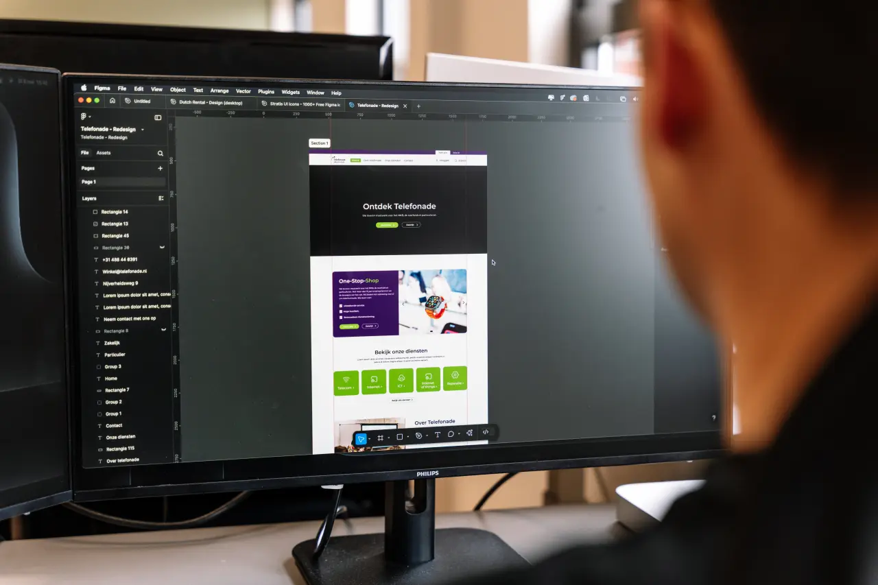 Grafisch designer bezig met het ontwerpen van een website design