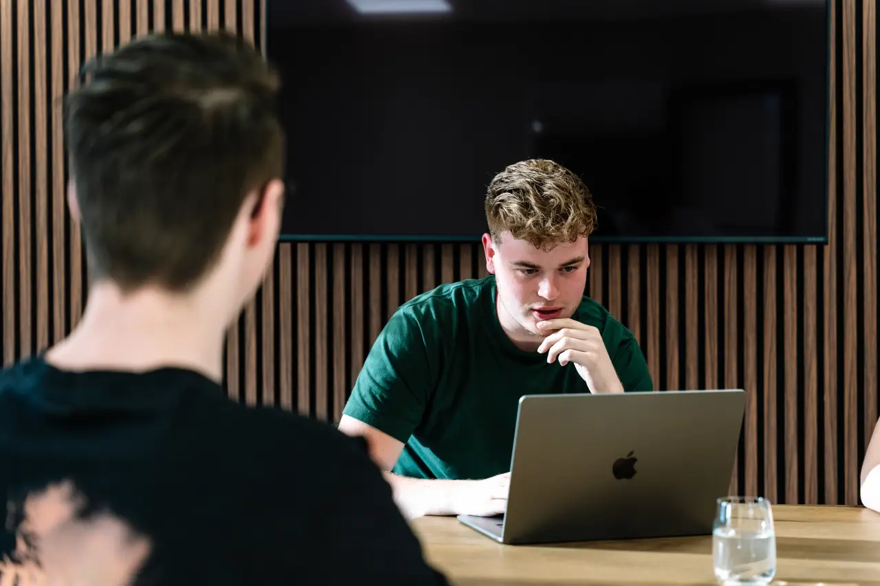 Man werkt op laptop, illustratie van website hosting en technische ondersteuning.