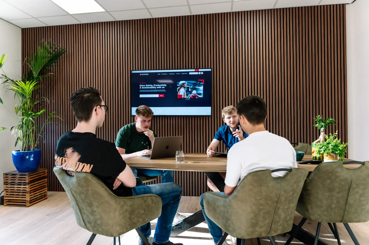 4 collega's in overleg over nieuwe website