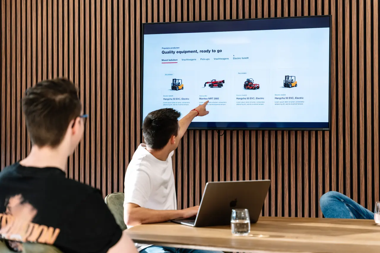 Man geeft uitleg over design nieuwe website aan collega's.